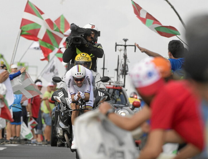 Euskal zaleak ikurrinekin, Larresoron, 2018ko Tourrean.