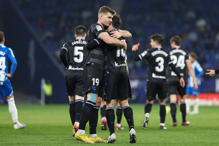 El goleador Sorloth se abraza con el asistente Oyarzabal tras el 0-2 ante el Espanyol.