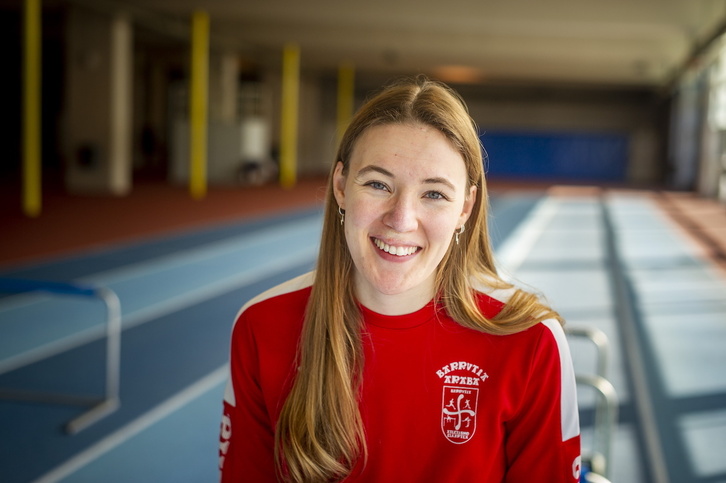 Laura San Juan Mendizorrotzako atletismoko pistan, Gasteizen.