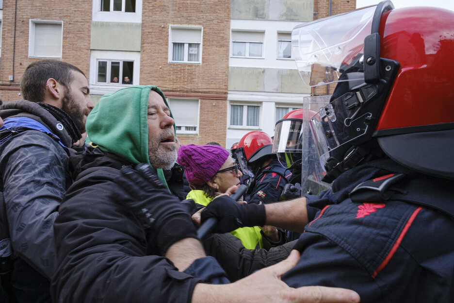 La Ertzintza hace frente a los vecinos que protestan contra el derribo de Nagusien Etxea.