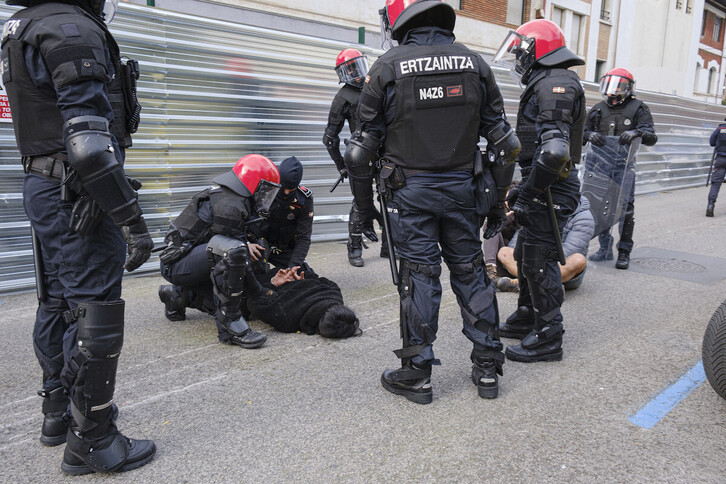 La persona detenida por la Ertzaintza, en el suelo.