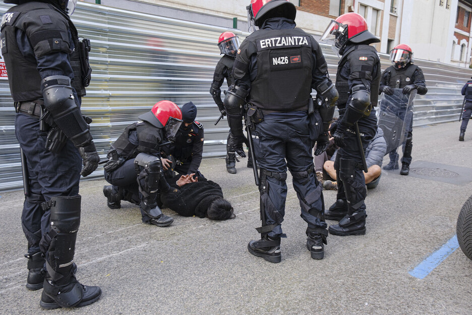 La persona detenida por la Ertzaintza, en el suelo.