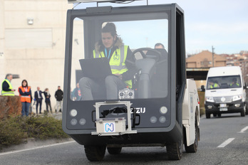 El vehículo, circulando ya este martes por una zona de pruebas de Iruñea.