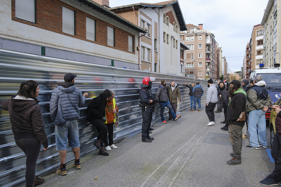 Los vecinos golpeando la valla después de que pasaran los operarios.