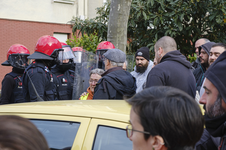 Los agentes con los vecinos después de la protesta.
