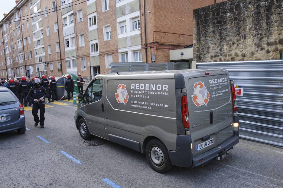 Furgoneta de Redenor, la empresa contratada para el derribo.