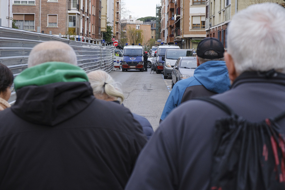 Ante los vecinos, una furgoneta de la Ertzaintza a su llegada a Nagusien Etxea.