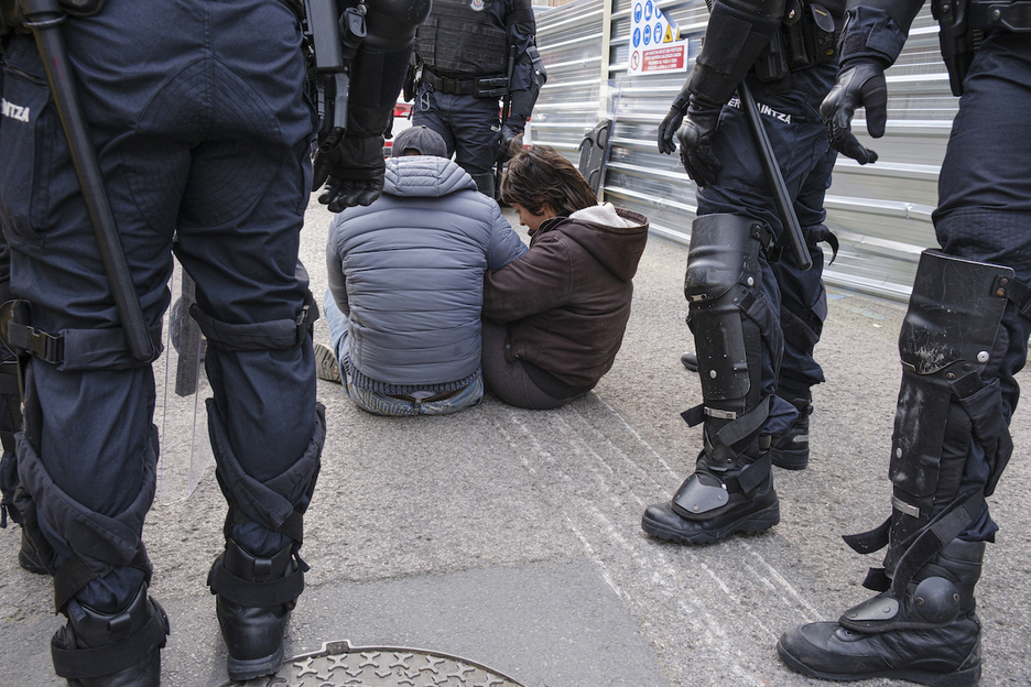 Dos de los manifestantes, entre los ertzainas.