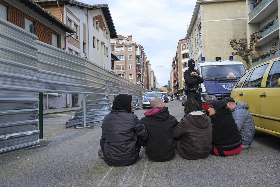 Varios vecinos sentados frente a Nagusien Etxea, para impedir su derribo.