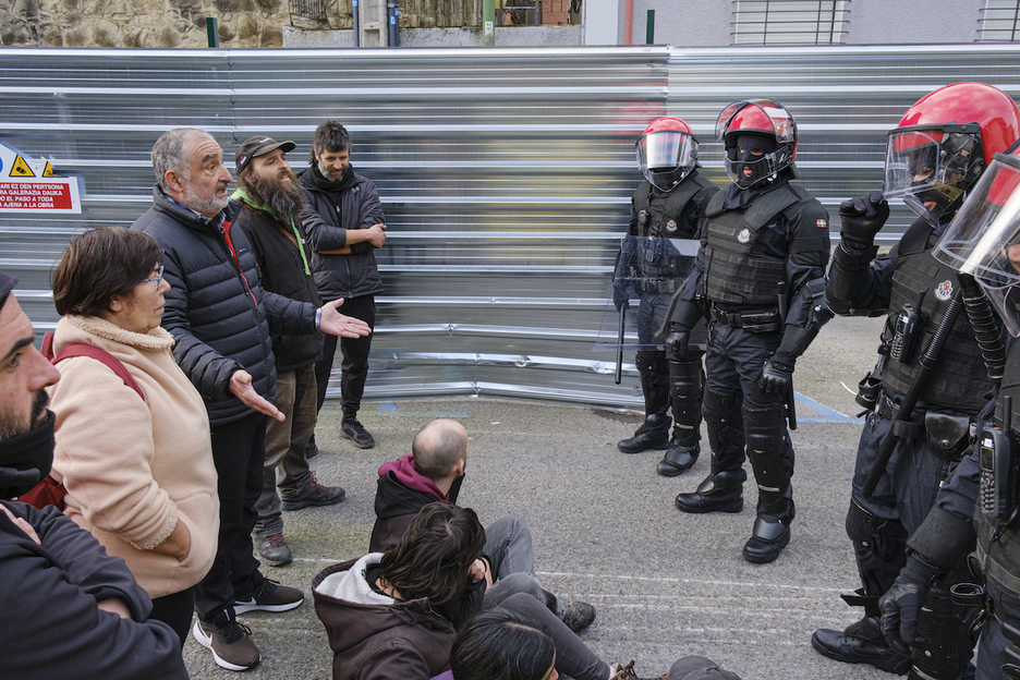 Los vecinos ante la Ertzaintza, que intentaba parar la protesta.
