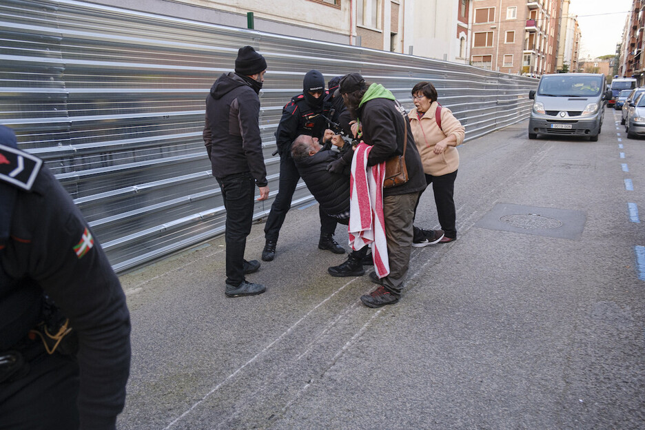 Un vecino se resiste ante la Ertzaintza.