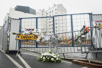 Flores tras el homenaje sindical al gruísta fallecido, en marzo de 2022, en Baiona.