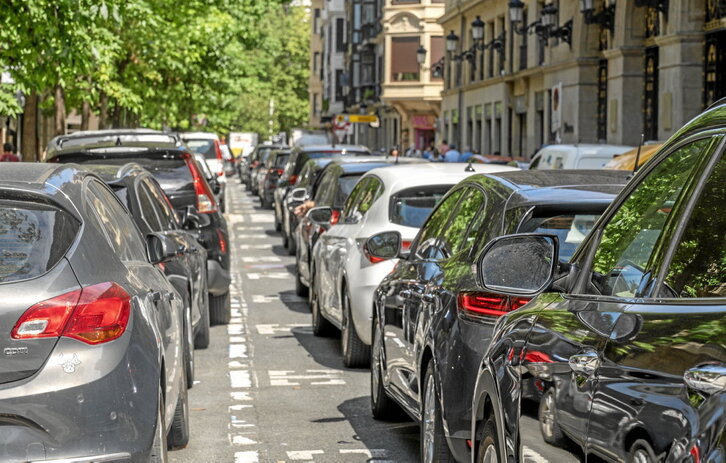 Atasco en una calle de Donostia.