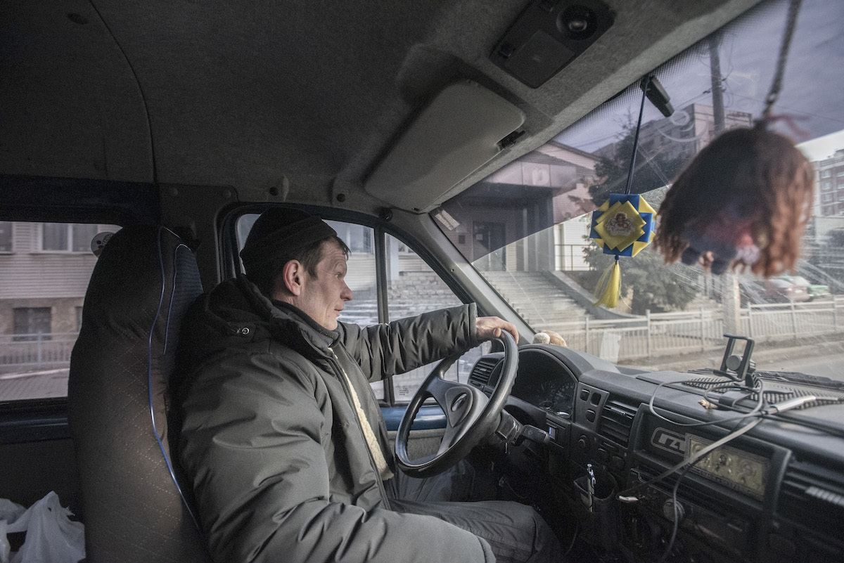 Un voluntario ucraniano reparte ayuda en Bajmut y sus alrededores. (Andoni LUBAKI)