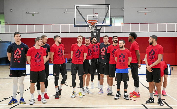 Buen humor en el «Media Day» del Baskonia, con la gran noticia de saber que Howard y Hommes están en condiciones.