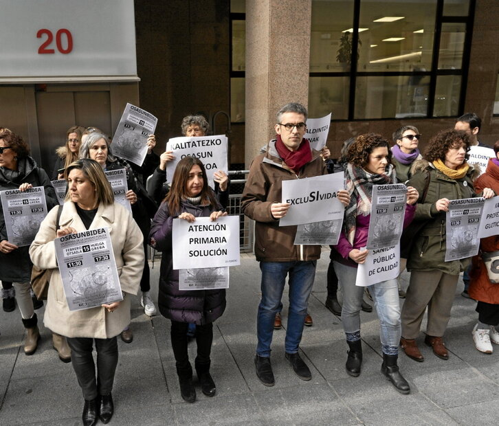 Concentración de los sindicatos que convocan huelga en Osasunbidea.