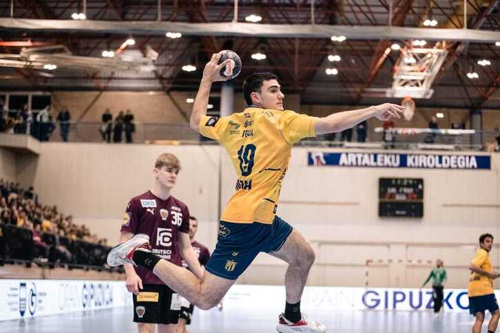 Julen Mujika encara portería desde el extremo.