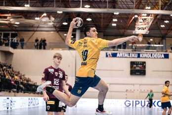 Julen Mujika encara portería desde el extremo. 