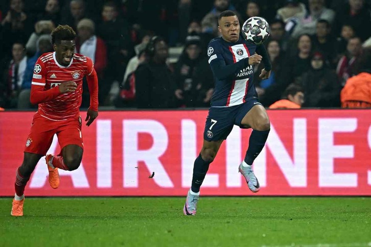 Coman, autor del gol del Bayern, trata de frenar a un Mbappe que ha revolucionado el partido.