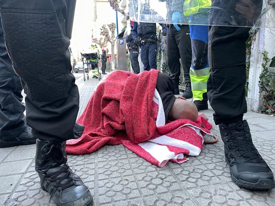 La persona herida este miércoles, esperando a la ambulancia.