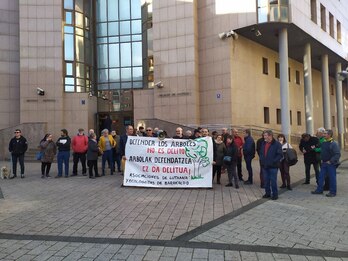 Concentración ante el Palacio de Justicia de Barakaldo, donde ha declarado el activista.