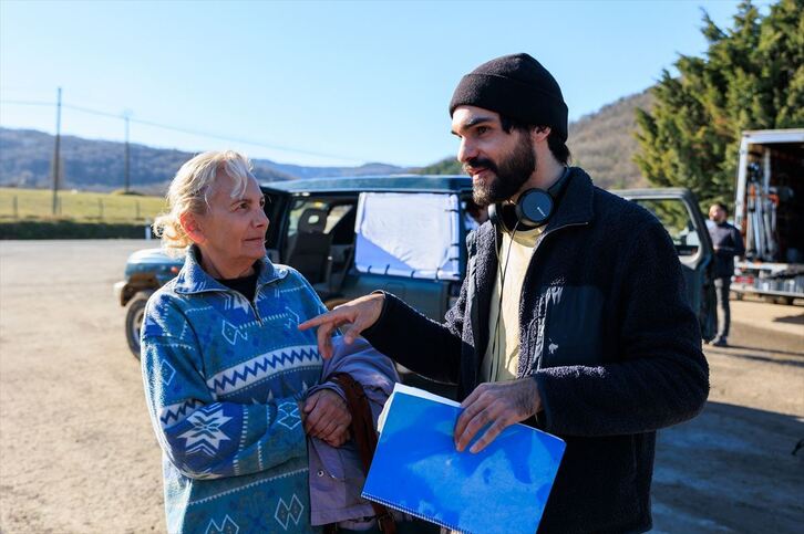 Eneko Sagardoy en el rodaje de 'Betiko Gaua' junto a Elena Irureta.