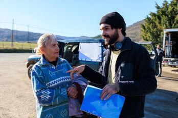 Eneko Sagardoy en el rodaje de 'Betiko Gaua' junto a Elena Irureta.