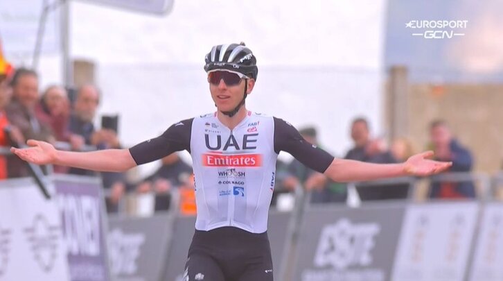 Tadej Pogacar celebra la victoria en la primera etapa de la Vuelta a Andalucia.