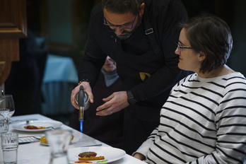 Sirviendo el steak tartar de buey.