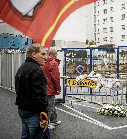 Homenaje al obrero fallecido, al derrumbarse la grúa que manejaba, hace un año, en Baiona.