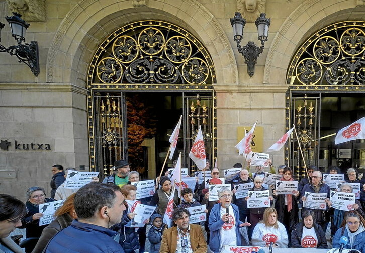 Concentración ayer ante la oficina de Kutxabank en la calle Garibai.