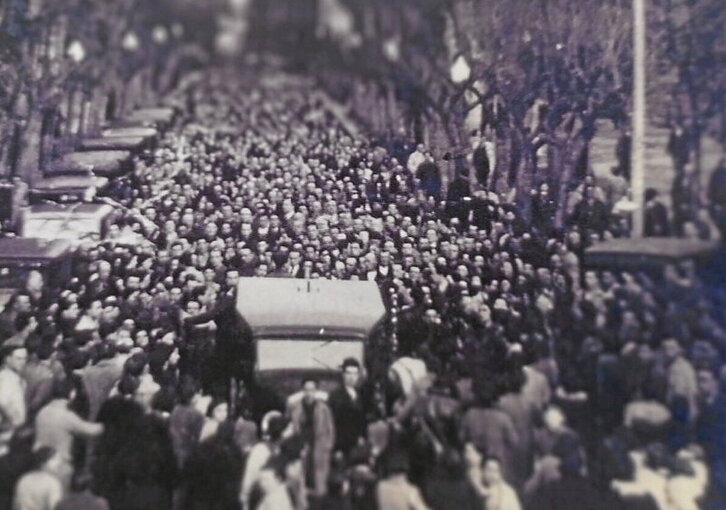 Multitudinaria despedida en Iruñea a Félix Esparza García el 19 de febrero de 1936. Al lado, el recordatorio del fallecido.