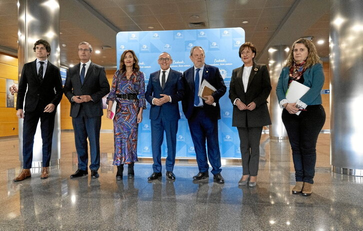 El consejero Pedro Azpiazu -el tercero por la derecha-, encabezó la reunión del Consejo Vasco de Finanzas.