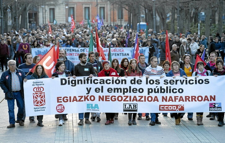 En la página anterior, cabecera de la manifestación de la tarde en defensa de los servicios públicos. Sobre estas líneas, un detalle de esta misma protesta.
