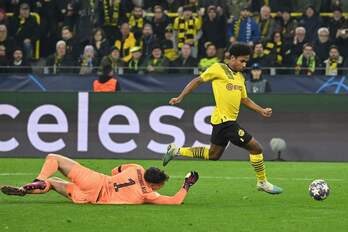 Adeyemi se deshace del guardameta del Chelsea Kepa Arrizabalaga para marcar el gol del Dortmund.