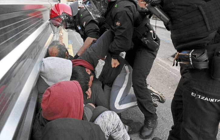 Actuación de ayer de la Ertzaintza contra los concentrados en Nagusien Etxea.