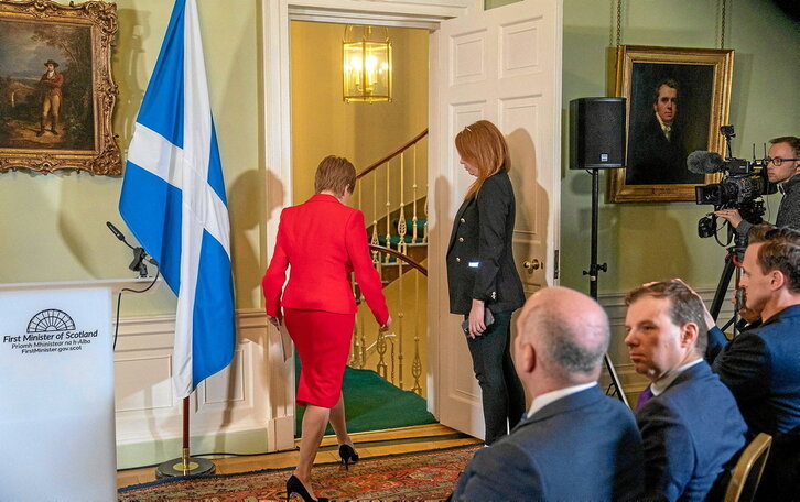 La ministra principal de Escocia, Nicola Sturgeon, sale de la sala donde anunció su dimisión.