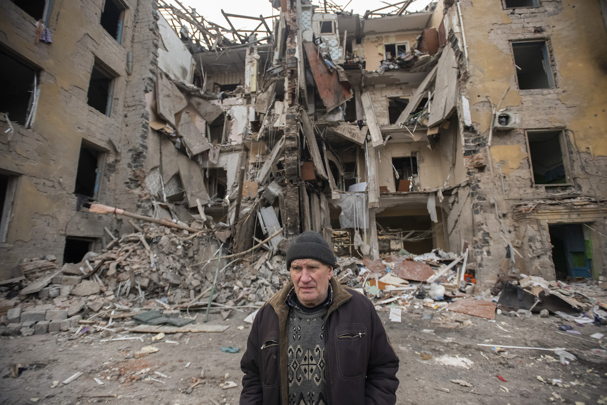 Un hombre, delante de su vivienda en Kramatorsk después de que resultara destruida por la artillería rusa, en un ataque en el que murieron siete personas. (Andoni LUBAKI)