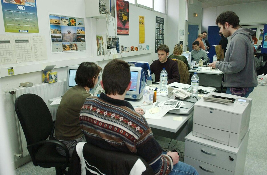 ‘Egunkaria’ko kazetariak lanean, hurrengo eguneko ale berezia prestazen. ‘Egunkaria’ko kazetariak lanean, hurrengo eguneko ale berezia prestazen.