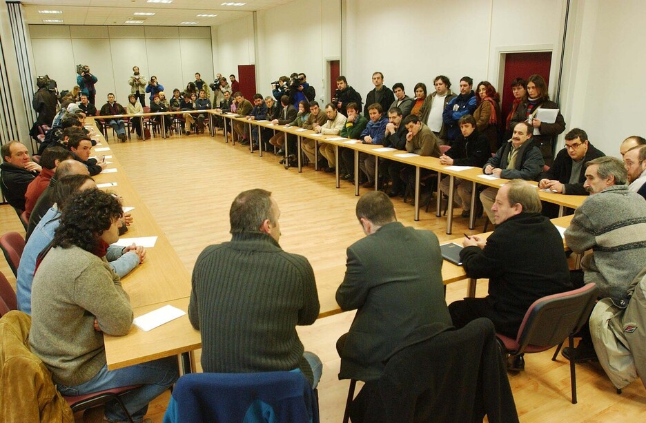 Egunkariko arduradunak, alderdi politikoetako, sindikatuetako eta gizarte-eragileetako ordezkariekin bilduta. Egunkariko arduradunak, alderdi politikoetako, sindikatuetako eta gizarte-eragileetako ordezkariekin bilduta.