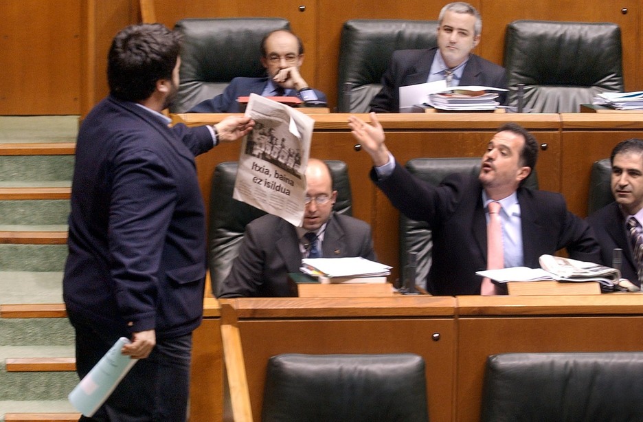 Joseba Alvarez legebiltzarkide abertzaleak 'Egunero'-ko ale bat ematen PPko Carlos Iturgaizi. Joseba Alvarez legebiltzarkide abertzaleak 'Egunero'-ko ale bat ematen PPko Carlos Iturgaizi.