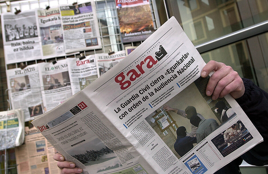 Pertsona bat ‘GARA’ egunkaria irakurtzen. Pertsona bat ‘GARA’ egunkaria irakurtzen.