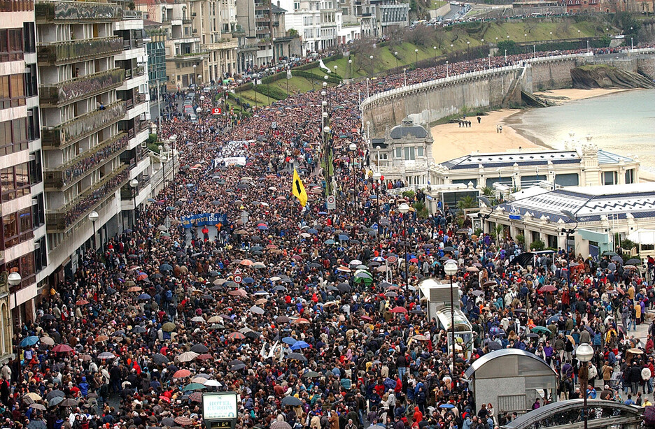Donostian manifestazio erraldoia, itxiera eta bi egun beranduago. Donostian manifestazio erraldoia, itxiera eta bi egun beranduago.