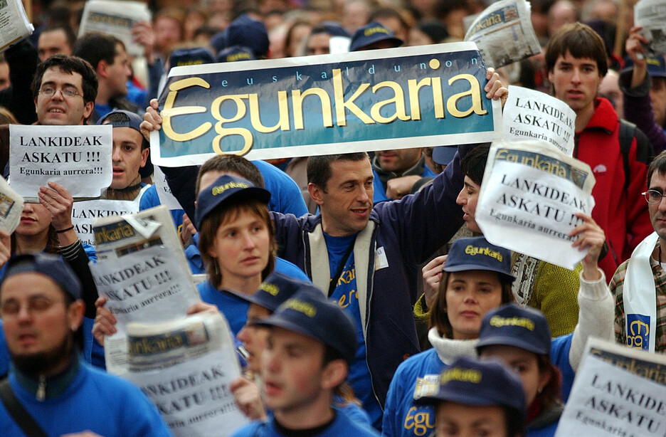 ‘Egunkaria’-ko langileak, Donostiako manifestazioan. ‘Egunkaria’-ko langileak, Donostiako manifestazioan.