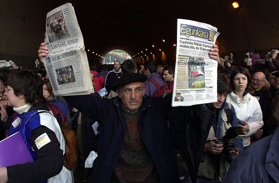 Gizon bat, ‘Egin’ eta ‘Egunkaria’-ko aleak eskutan eramaten, Donostiako manifestazioan. Gizon bat, ‘Egin’ eta ‘Egunkaria’-ko aleak eskutan eramaten, Donostiako manifestazioan.