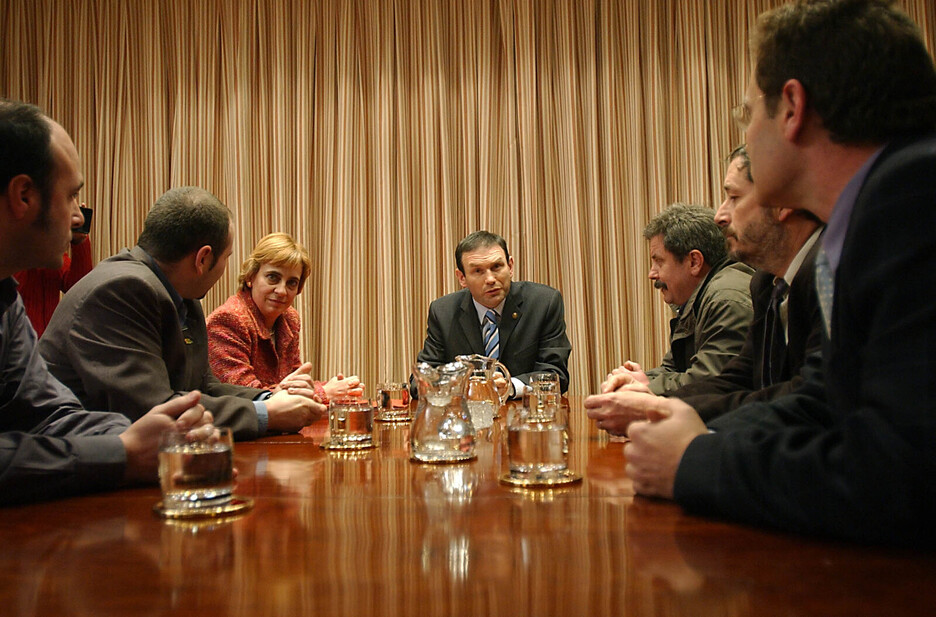 ‘Egunkaria’-ko ordezkarien bilera Juan Jose Ibarretxe lehendakariarekin eta Miren Azkarate sailburuarekin. ‘Egunkaria’-ko ordezkarien bilera Juan Jose Ibarretxe lehendakariarekin eta Miren Azkarate sailburuarekin.