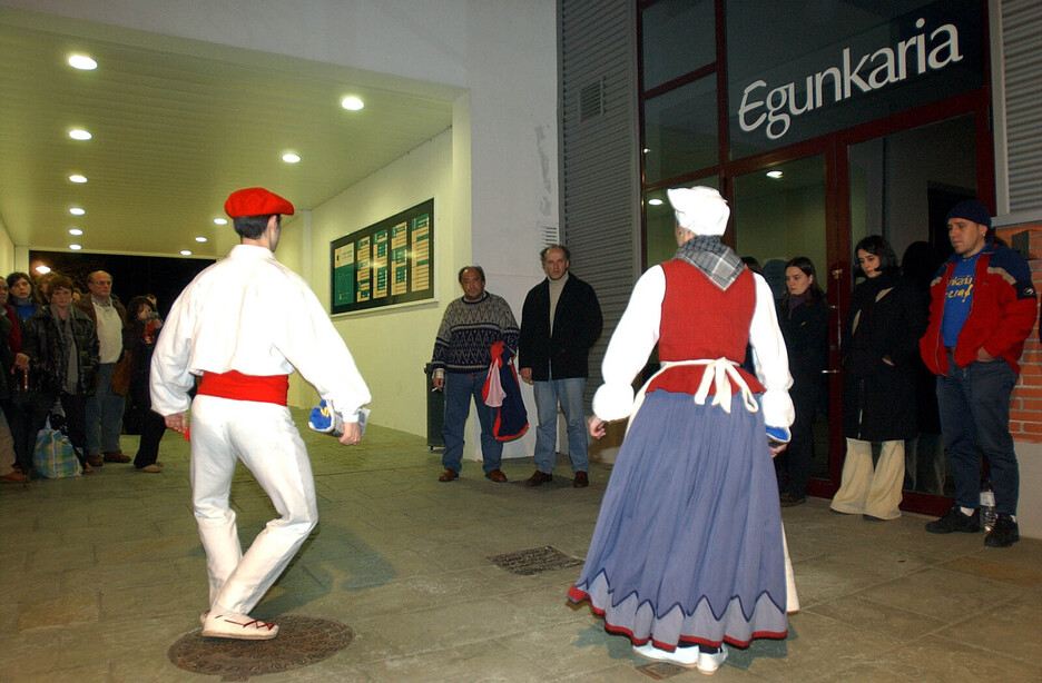 Martxelo Otamendi –‘Egunkaria-ko zuzendaria– eta Luis Goia atxilotuei harrera. Martxelo Otamendi –‘Egunkaria-ko zuzendaria– eta Luis Goia atxilotuei harrera.