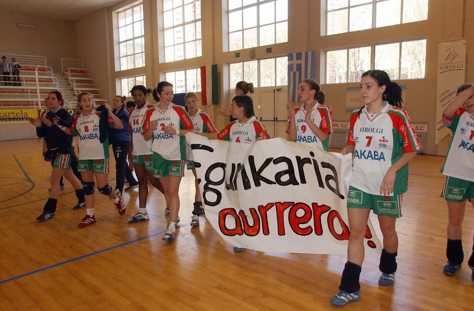 Bera Bera eskubaloi taldeko jokalariak, ‘Egunkaria’-ren aldeko pankarta batekin. Bera Bera eskubaloi taldeko jokalariak, ‘Egunkaria’-ren aldeko pankarta batekin.