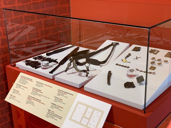 Erakusketan ikus daitezkeen piezetako batzuk, irudian.