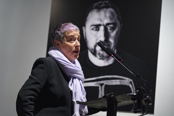 Leonor G. Paque habla de lo que padeció ante el retrato de otra víctima, el basauritarra Pepe Godoy.